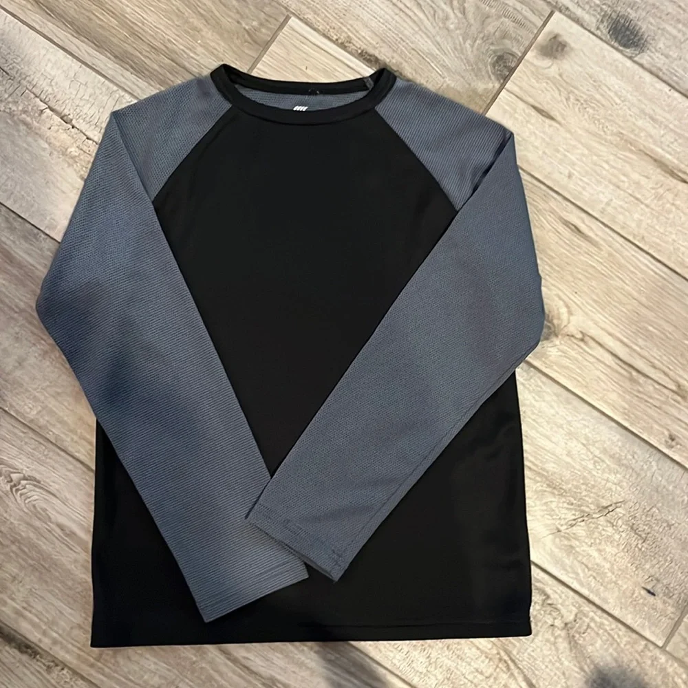 EUC The Children’s Place performance long sleeve tee, sz 7/8